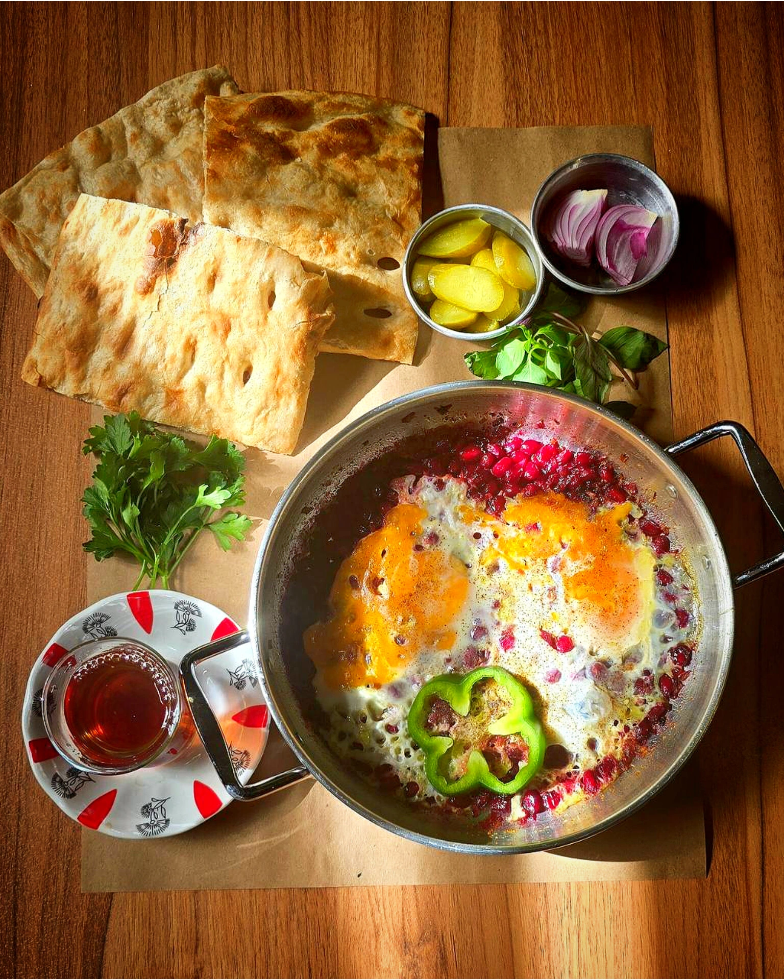 عکاسی غذا — صبحانه با نان و چای